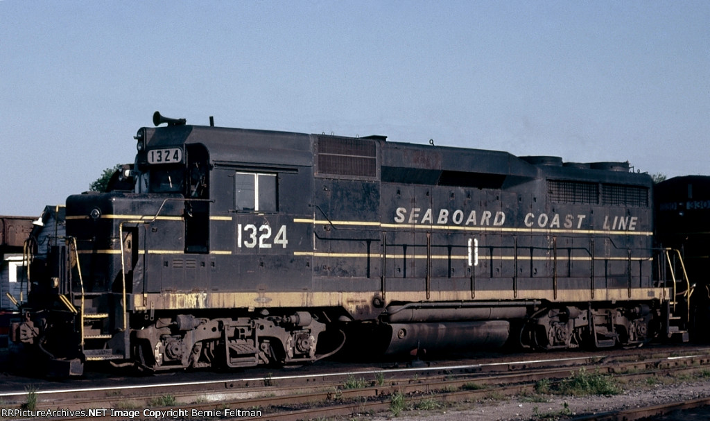 SCL GP30 #1324, with the Seaboard Air Line emblem showing thru the paint between numbers "3" & "2" under the brakeman's window, 